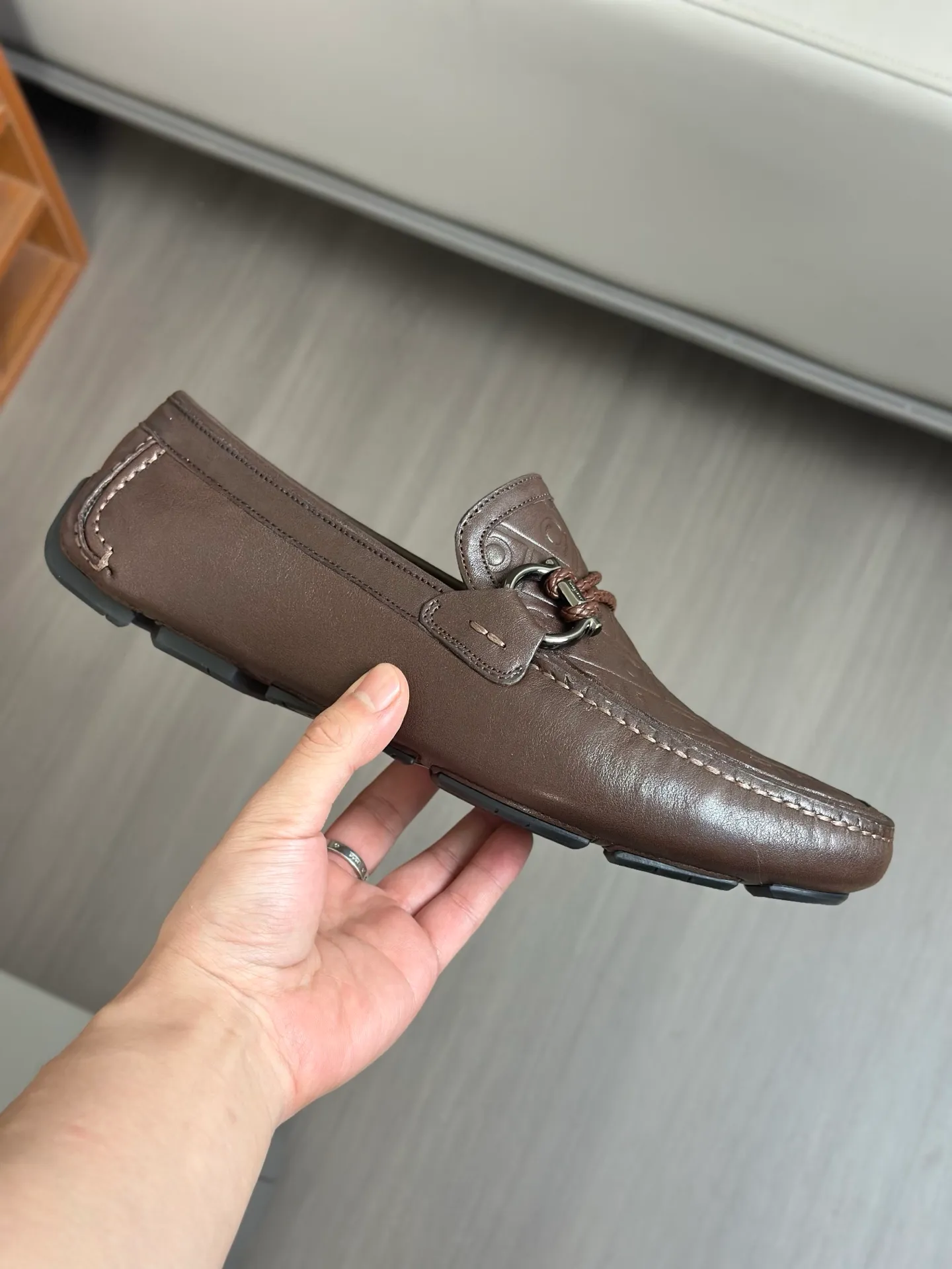 Batch 840, original order quality, new counter model, Ferragamo handmade men's driving shoes, bean shoes, slip-on shoes, lazy shoes, exquisite hand-stitching, workmanship details comparable to counters, original rubber outsole, imported cowhide from Italy, pressed water corrugated water-dyed cowhide lining, 39-44 large quantities in stock (38, 45 custom-made, non-refundable)
